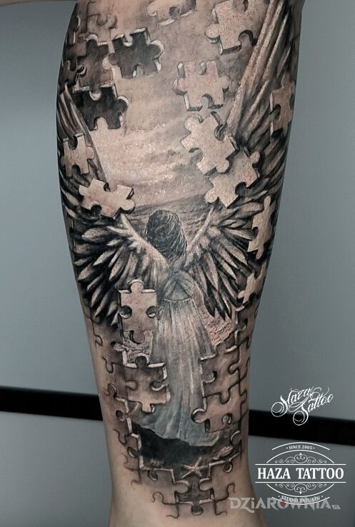 Tatuaż anioł puzzle tatuaż w motywie natura i stylu realistyczne na ramieniu