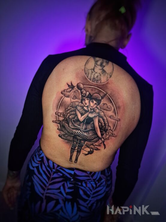 Tattoo Tatuaż na plecach bliźnięta syjamskie in characters motif and graphic / illustrative style on the back