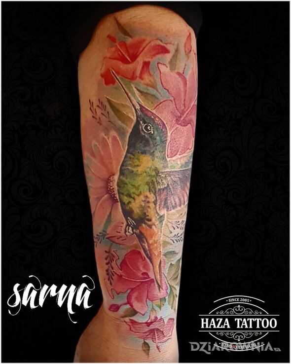 Tatuaż koliber kwiaty kolor w motywie florystyczne i stylu realistyczne na przedramieniu