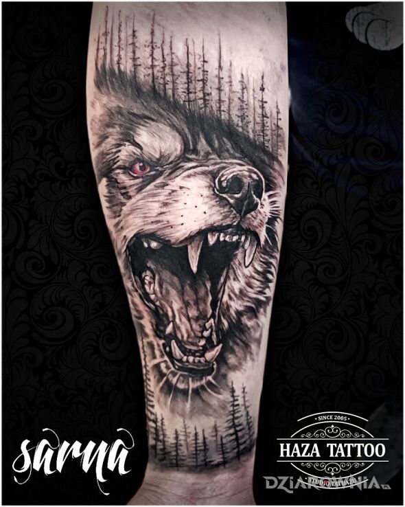 Tatuaż wilk las tatuaż w motywie zwierzęta i stylu realistyczne na ręce