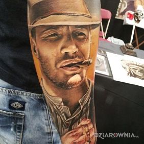 Tatuaż Tom hardy na przedramieniu motyw: postacie styl: realistyczne
