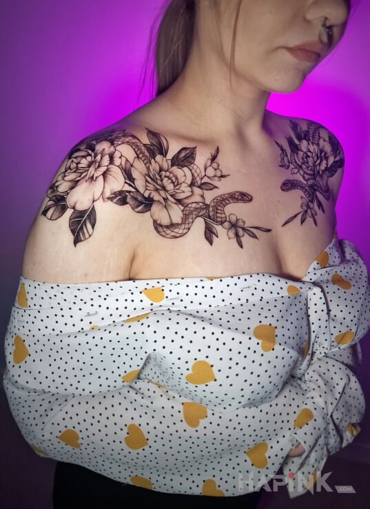 Tattoo Symetryczne kwiaty na ramieniach in flowers motif and realistic style on the shoulder