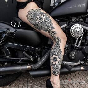 Tattoo Flowers on the calf motif: sexy