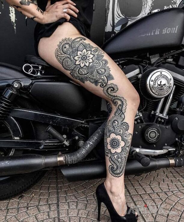 Tattoo Kwiatuszki in sexy motif on the calf