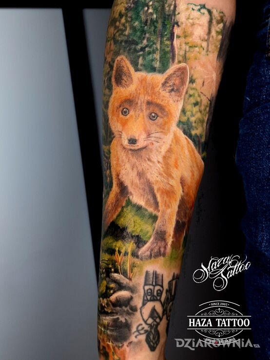 Tatuaż lis las tatuaż w motywie natura i stylu realistyczne na łydce