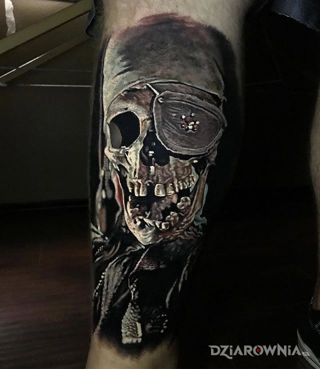Tatuaż pirat w motywie czaszki i stylu realistyczne na nodze