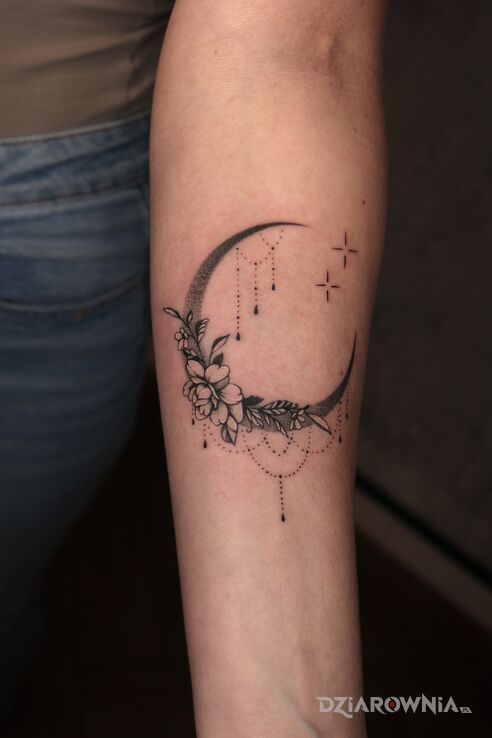 Tatuaż księżyc w kwiatach w motywie czarno-szare i stylu minimalistyczne na przedramieniu