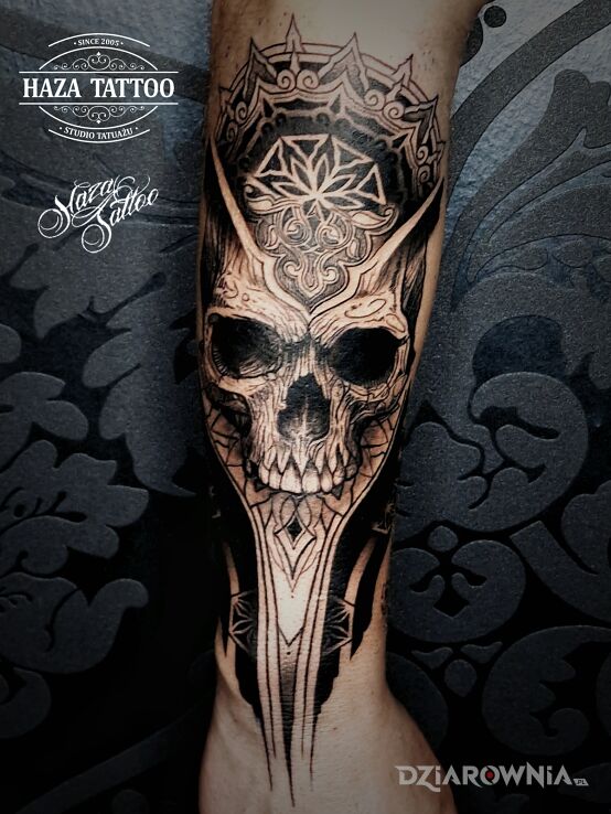 Tatuaż czaszka tatuaż w motywie czarno-szare i stylu geometryczne na dłoni
