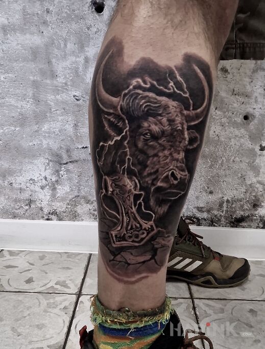 Tattoo Mitologia na łydce! in black and gray motif and realistic style on the leg