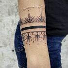 Tatuaż bransoletka na przedramieniu, motyw: czarno-szare, styl: geometryczne