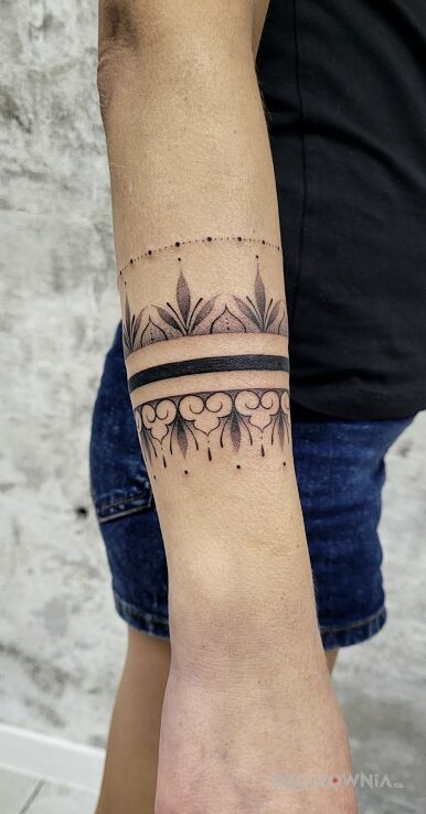 Tatuaż bransoletka w motywie czarno-szare i stylu graficzne / ilustracyjne na przedramieniu
