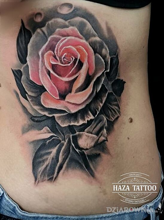 Tatuaż róża kolor tatuaż w motywie kwiaty i stylu realistyczne na przedramieniu