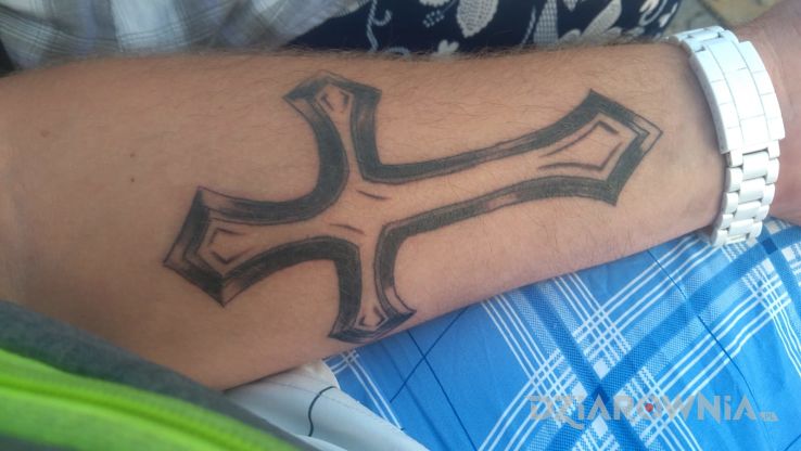 Tatuaż dziara w motywie religijne na przedramieniu
