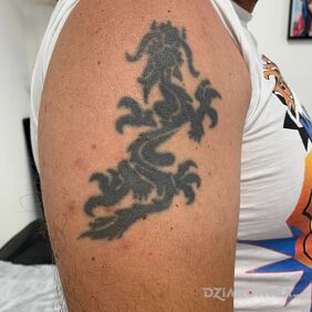 Tatuaż Cover na ramieniu motyw: nieudane styl: blackwork / blackout