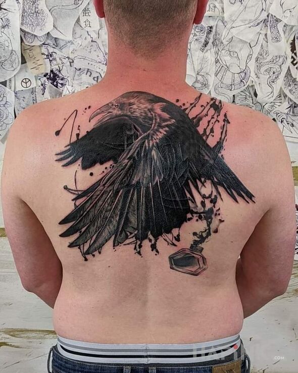 Tattoo Cover czegoś podobnego do tribal in cover-up motif and realistic style on the back