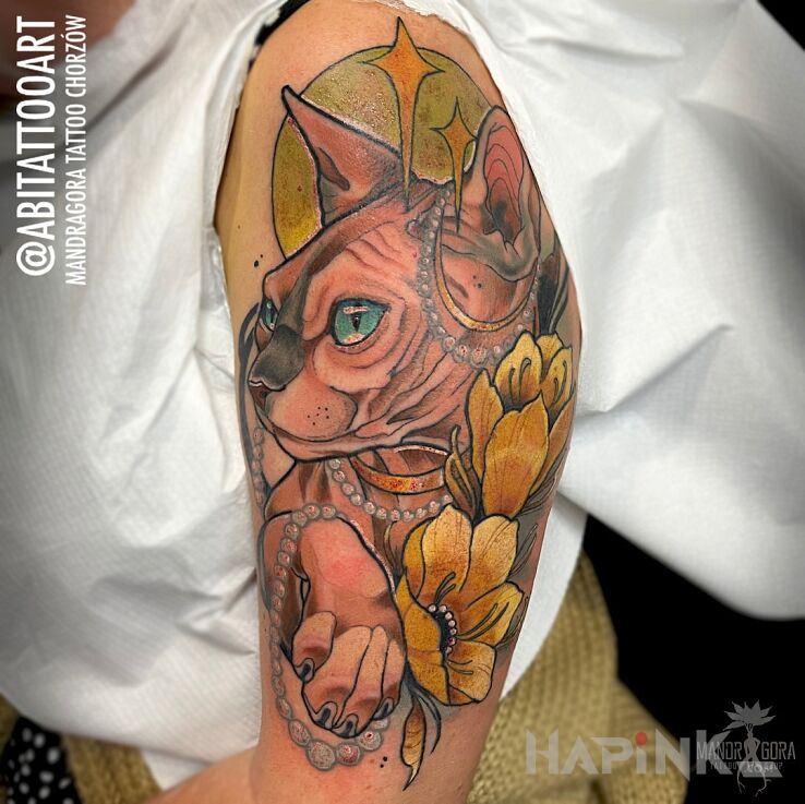 Tattoo Portret kota in flowers motif and neo-traditional style on the upper arm