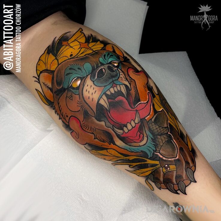 Tatuaż niedźwiedź weles w motywie zwierzęta i stylu neotradycyjne na łydce