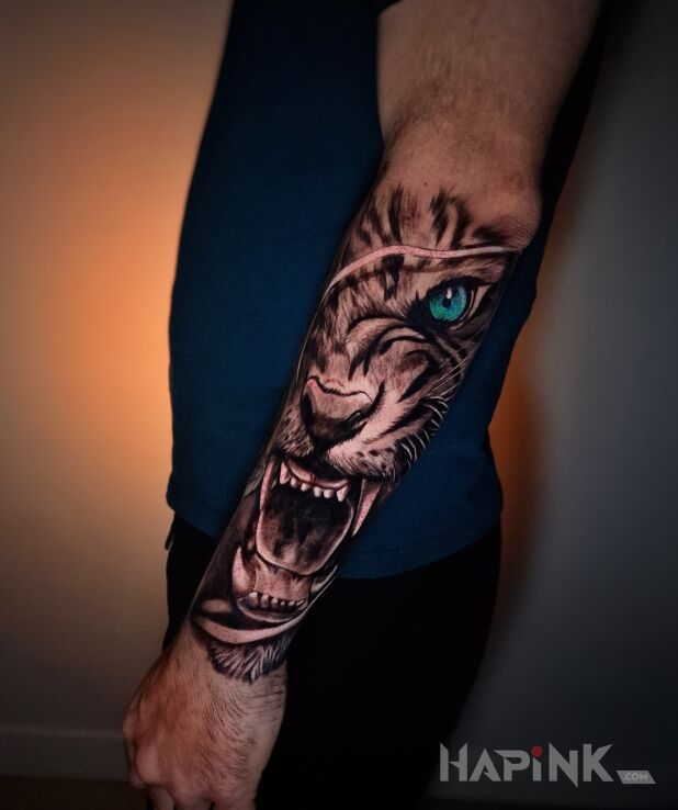 Tattoo Tygrys na przedramieniu in black and gray motif and realistic style On the arm