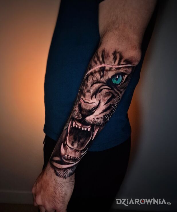 Tatuaż tygrys na przedramieniu w motywie pozostałe i stylu kreskówkowe / komiksowe na ręce