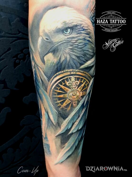 Tatuaż orzeł kompas tatuaż kolor w motywie cover up i stylu realistyczne na ręce