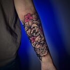 Tatuaż stitch i kwiaty na przedramieniu