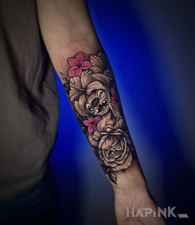 Tattoo Tatuaż stitch i kwiaty na przedramieniu in characters motif and graphic / illustrative style On the arm