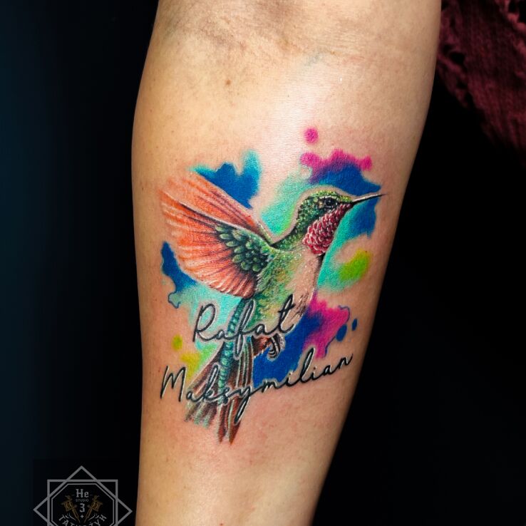 Tatuaż  na przedramieniu kobiecy kolorowy koliber w motywie zwierzęta i stylu realistyczne na przedramieniu
