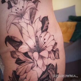 Tatuaż Flowers na biodrze motyw: kwiaty styl: realistyczne