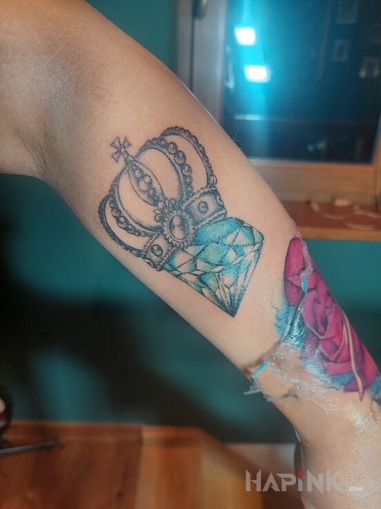 Tattoo Kryształ in objects motif and graphic / illustrative style On the arm