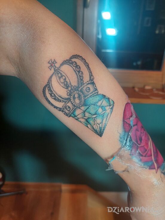 Tatuaż kryształ w motywie kolorowe i stylu graficzne / ilustracyjne na ręce