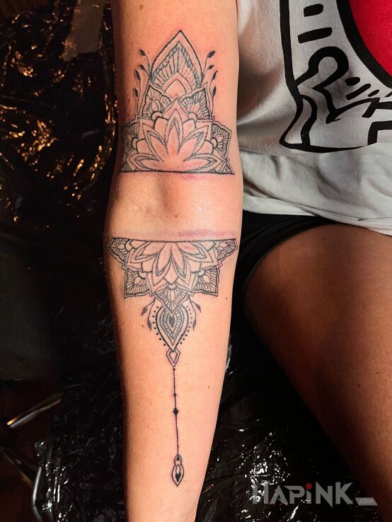 Tattoo Mandala in black and gray motif and contour / linework style On the arm