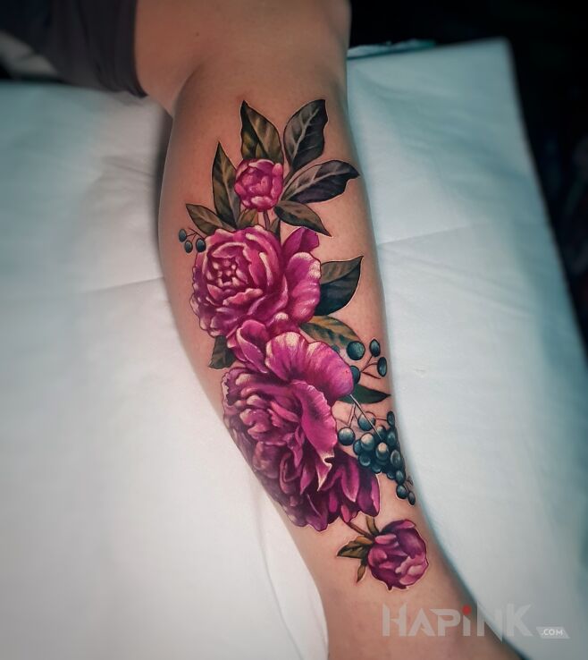 Tattoo Kolorowy tatuaż kwiaty piwonie in colorful motif and realistic style on the calf