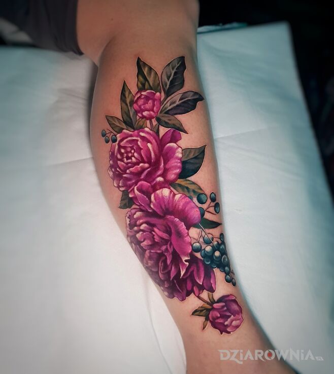 Tatuaż kolorowy tatuaż kwiaty piwonie w motywie małe i stylu realistyczne na piszczeli
