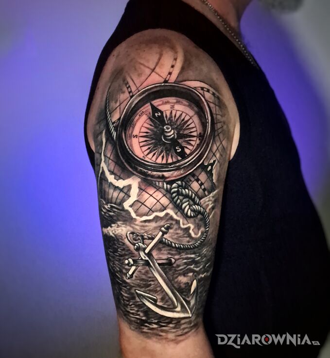 Tatuaż kompas kotwica i mapa na ramieniu w motywie rękawy i stylu szkic na barku