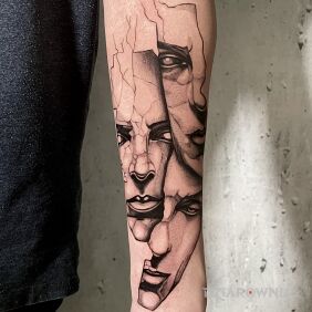 Tatuaż 3 twarze! na przedramieniu motyw: czarno-szare styl: graficzne / ilustracyjne
