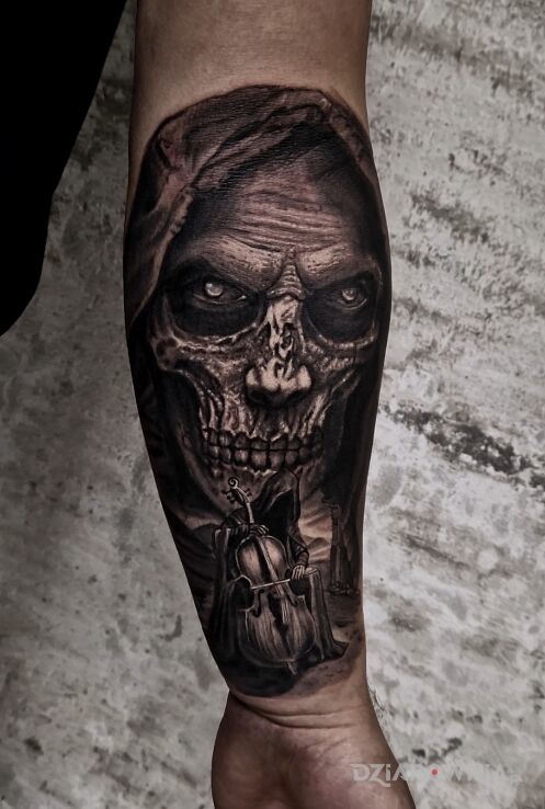 Tatuaż grająca śmierć w motywie mroczne i stylu realistyczne na przedramieniu