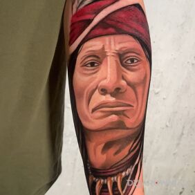 Tatuaż Malarski Indianin! na przedramieniu motyw: indiańskie styl: realistyczne
