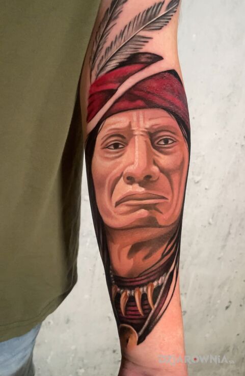 Tatuaż malarski indianin w motywie postacie i stylu realistyczne na przedramieniu