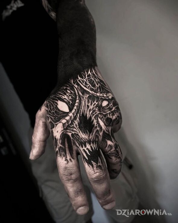 Tatuaż potworna rączka w motywie czarno-szare i stylu organika na dłoni
