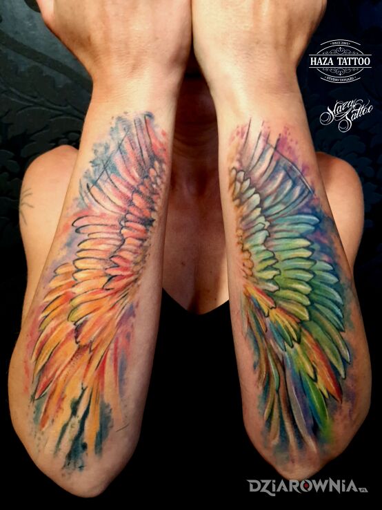 Tatuaż skrzydła tatuaż kolor w motywie skrzydła i stylu realistyczne na ręce