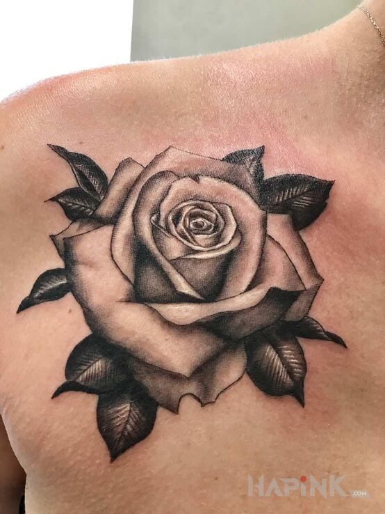 Tattoo Róża in flowers motif on the chest