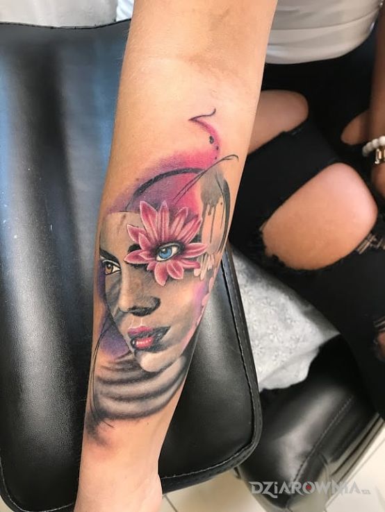 Tatuaż dziewczyna z kwiatem w motywie kwiaty i stylu realistyczne na przedramieniu