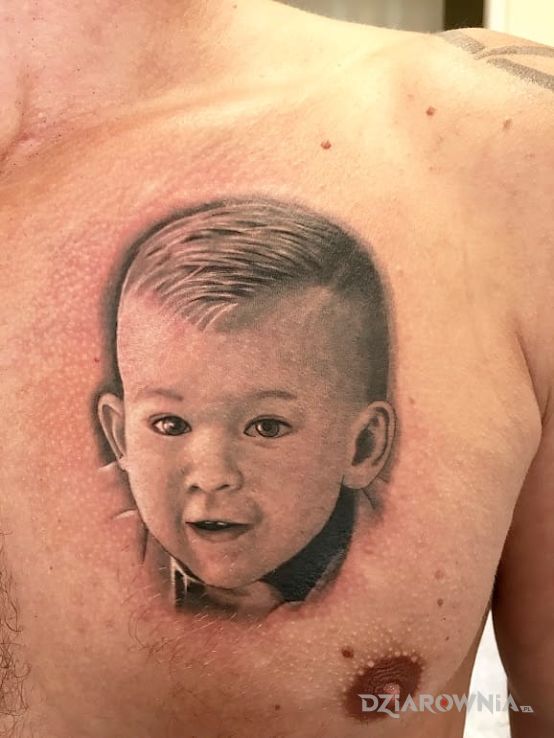 Tatuaż portret dla syna w motywie twarze i stylu realistyczne na klatce