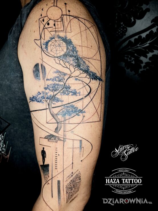 Tatuaż drzewo tatuaż w motywie natura i stylu geometryczne na ramieniu