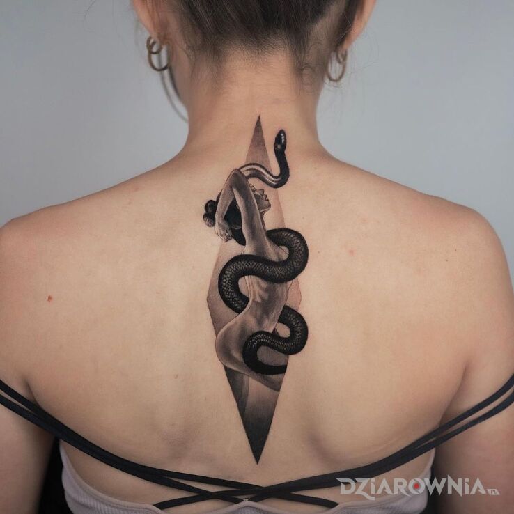 Tatuaż kobieta i wąż w motywie zwierzęta i stylu realistyczne na plecach