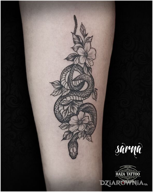 Tatuaż wąż kwiaty tatuaż w motywie czarno-szare i stylu realistyczne na przedramieniu