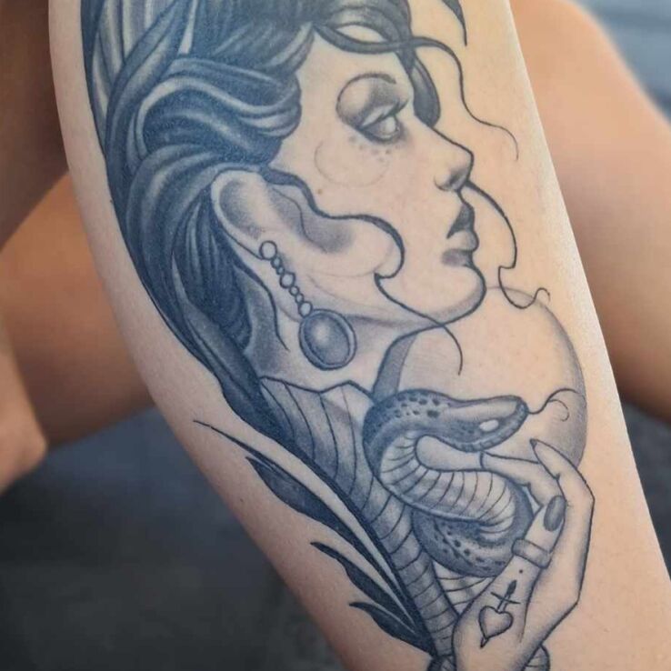 Tatuaż wąż w motywie postacie i stylu blackwork / blackout na łydce