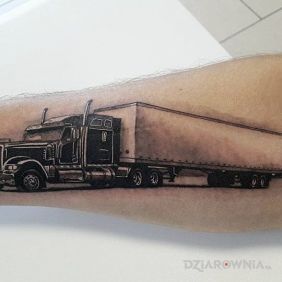 Tatuaż TIR na przedramieniu styl: realistyczne