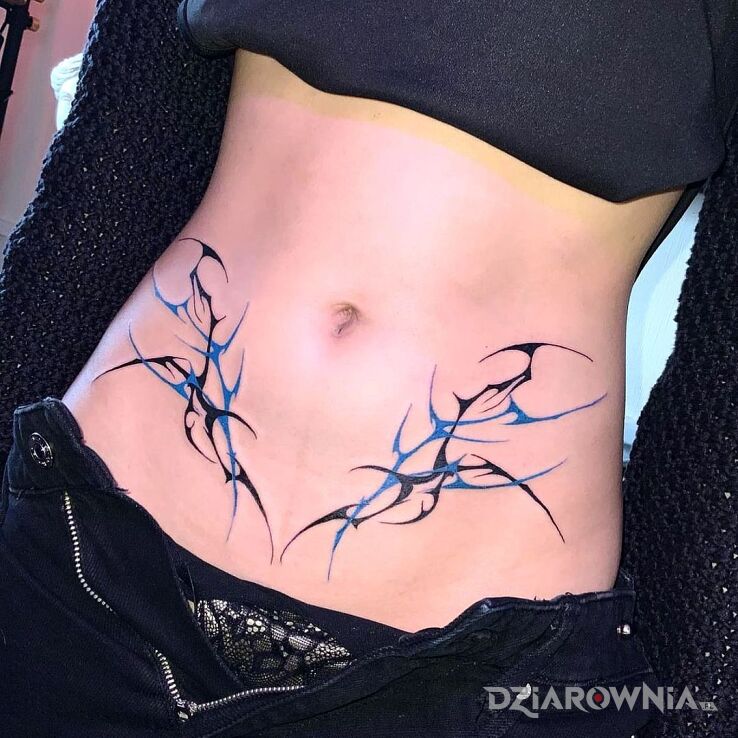 Tatuaż czarny i niebieski w motywie pozostałe i stylu neo tribal na brzuchu