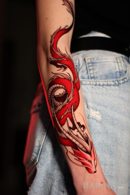 Tattoo Studio tatuażu we Wrocławiu: Da Vinci's Fox Tattoo Studio in dragons motif and graphic / illustrative style on the forearm